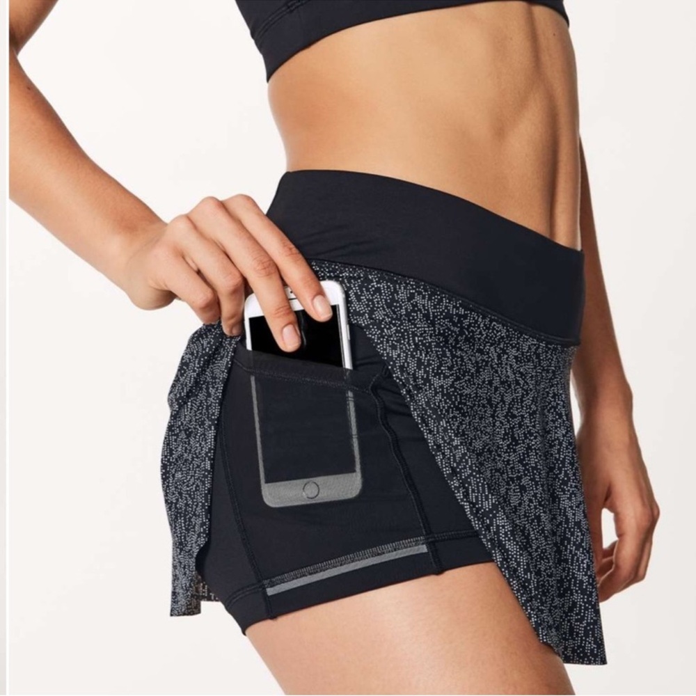 Lululemon Quick Pace Skirt Size 4 NO flaws excellent condition